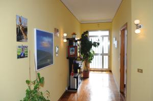 a hallway with yellow walls and a hard wood floor at B&B Pippinella in Urbania