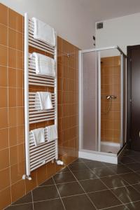 a bathroom with a shower and a mirror and towels at Hotel Santo Stefano in Pieve Santo Stefano