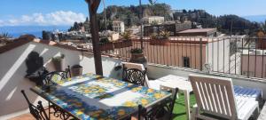 タオルミーナにあるCasa Giòの景色を望むバルコニー(テーブル、椅子付)