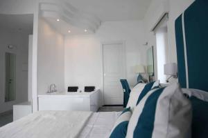 Habitación blanca con cama y lavabo en Hotel Bristol en Vietri