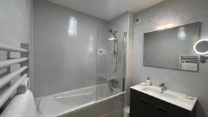 uma casa de banho com um chuveiro, um lavatório e um WC. em Jardin Bleu - Chambres d'hôtes em Saint-Girons