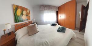 um quarto com uma cama grande com duas almofadas em Renovado piso céntrico en Fuengirola em Fuengirola