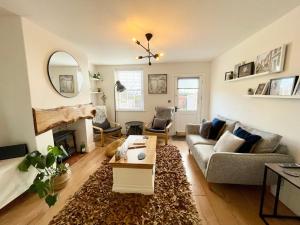 ein Wohnzimmer mit Sofa und Tisch in der Unterkunft 4 Danes Cottages - perfect location in Lincoln