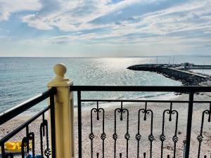 - Balcón de playa con vistas al océano en At the American's Hotel en Pomorie