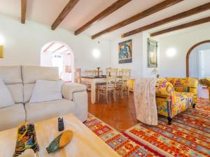 een woonkamer met een bank en een tafel bij Cubo's Villa Garden in Alhaurín el Grande