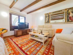 uma sala de estar com um sofá e uma televisão em Cubo's Villa Garden em Alhaurín el Grande