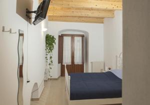 een slaapkamer met een bed en een tv. bij B&b Oltre l'Arco in Molfetta