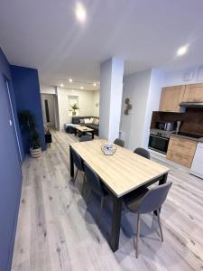 ein Wohnzimmer mit einem Holztisch und Stühlen in der Unterkunft LE COSY - Classé 3 étoiles - Nay centre - Appartement in Nay