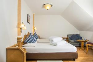 ラグンドにあるAlbergo al Cervo - Gasthof zum Hirschenのベッドルーム1室(白いシーツと枕のベッド1台付)