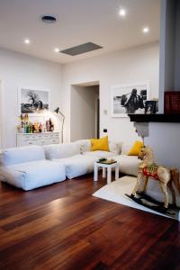 uma sala de estar com um sofá branco e uma estátua de cavalo em The Lovers Suite em Cava deʼ Tirreni