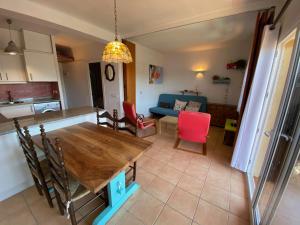 een keuken en een woonkamer met een houten tafel en stoelen bij Mare Nostrum 543 in Torroella de Montgrí