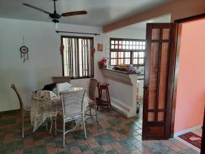 eine Küche und ein Esszimmer mit einem Tisch und Stühlen in der Unterkunft Vila Santa Fé in Porto Seguro