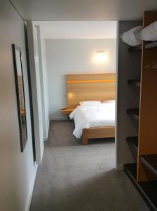 una piccola camera con letto e armadio di Hotel Bel Horizon a Saint-Chély-d'Apcher