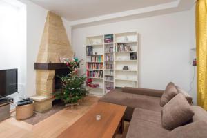 een woonkamer met een bank en een kerstboom bij Beheimstube in Wenen