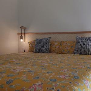 ein Schlafzimmer mit einem großen Bett mit einer farbenfrohen Tagesdecke in der Unterkunft La Cultureta in Segura de León