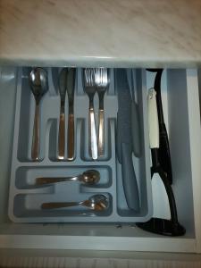 uma gaveta cheia de garfos, colheres, garfos e facas em Apartman Mima em Sombor