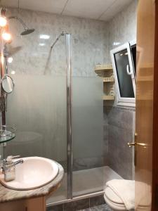 La salle de bains est pourvue d'une douche, de toilettes et d'un lavabo. dans l'établissement Barcelona me enamora, à Barcelone