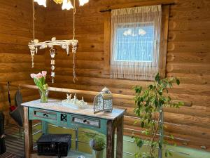 a room with a table in a log cabin at BnB Blockhausfeeling in Walenstadtberg