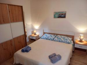 スベットヴィンチェナットにあるapartman Gracijelaのベッドルーム1室(青いタオル2枚付)