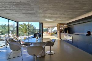 een keuken en eetkamer met een tafel en stoelen bij VILLA ON THE ROCKS BANDOL in Bandol