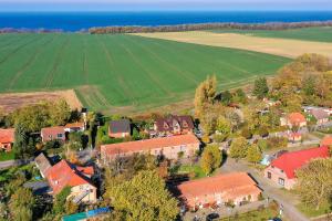 une vue aérienne sur un petit village aux toits rouges dans l'établissement Rügenhof Kap Arkona, à Putgarten