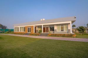 Foto dalla galleria di Luxury Farmhouse Stay, Pure Vegetarian- Santushti Farm, NCR a Tibri