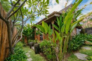 una casa en medio de un jardín en Moson Villa Legian, en Legian
