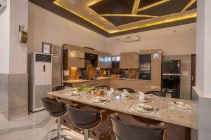 Foto dalla galleria di Luxury Farmhouse Stay, Pure Vegetarian- Santushti Farm, NCR a Tibri