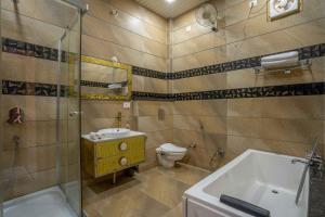 Foto dalla galleria di Luxury Farmhouse Stay, Pure Vegetarian- Santushti Farm, NCR a Tibri