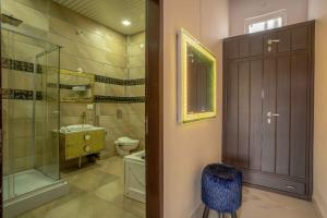 Foto dalla galleria di Luxury Farmhouse Stay, Pure Vegetarian- Santushti Farm, NCR a Tibri