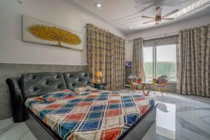 Foto dalla galleria di Luxury Farmhouse Stay, Pure Vegetarian- Santushti Farm, NCR a Tibri