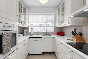 - une cuisine blanche avec des armoires et des appareils blancs dans l'établissement Cozy and Quiet 2BR Apartment, à Reykjavik