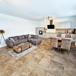 - un salon avec un canapé et une table dans l'établissement DM Hotes & Apartments - Apartment Rasenweg, à Dingelstädt