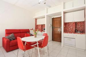 - un salon avec un canapé rouge, une table et des chaises dans l'établissement Red Loft near Duomo-Hosted by Sweetstay, à Florence