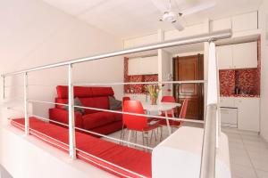- un salon avec un canapé rouge et une table dans l'établissement Red Loft near Duomo-Hosted by Sweetstay, à Florence