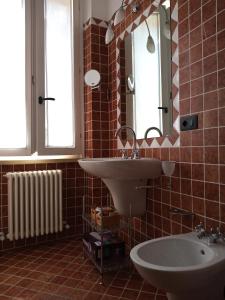 a bathroom with a sink and a mirror and a tub at ai18diamanti in Saludecio