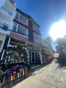 ダラットにあるSâu Moon Houseの建物前花屋