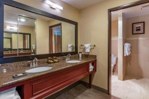 a bathroom with two sinks and a large mirror at Best Western Plus Hood River Inn in Hood River
