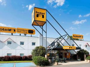 ein Hotel mit einem Schild vor einem Gebäude in der Unterkunft hotelF1 Colmar Parc des Expositions in Colmar