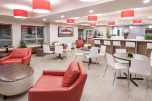 Posezení v ubytování Microtel Inn & Suites by Wyndham Fort Saint John