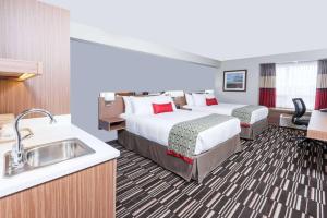 Postel nebo postele na pokoji v ubytování Microtel Inn & Suites by Wyndham Fort Saint John