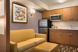 Kuchyň nebo kuchyňský kout v ubytování Microtel Inn & Suites by Wyndham Fort Saint John