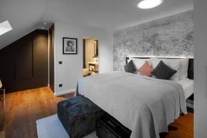 Postel nebo postele na pokoji v ubytování THE MANES Boutique Hotel Prague