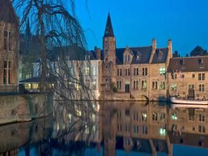 een groep gebouwen met een reflectie in het water bij ibis Budget Knokke in Knokke-Heist