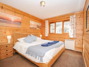 a bedroom with a bed in a log cabin at Polzeath in Bodmin