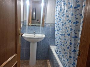 a bathroom with a sink and a shower curtain at San Ramón centro Benicarló in Benicarló