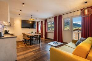 sala de estar con sofá y mesa en Aparthotel Tyrol en Lermoos