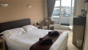 En eller flere senger på et rom på Royal Grosvenor Hotel