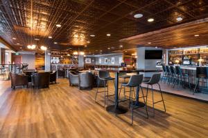 a bar with leather stools in a restaurant at Holiday Inn Estes Park, an IHG Hotel in Estes Park