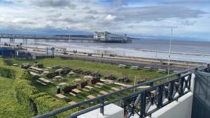 een uitzicht op een strand met een pier en de oceaan bij Royal Grosvenor Hotel in Weston-super-Mare